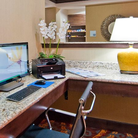 Holiday Inn Express & Suites San Antonio Frost Bank Center By Ihg Bagian luar foto