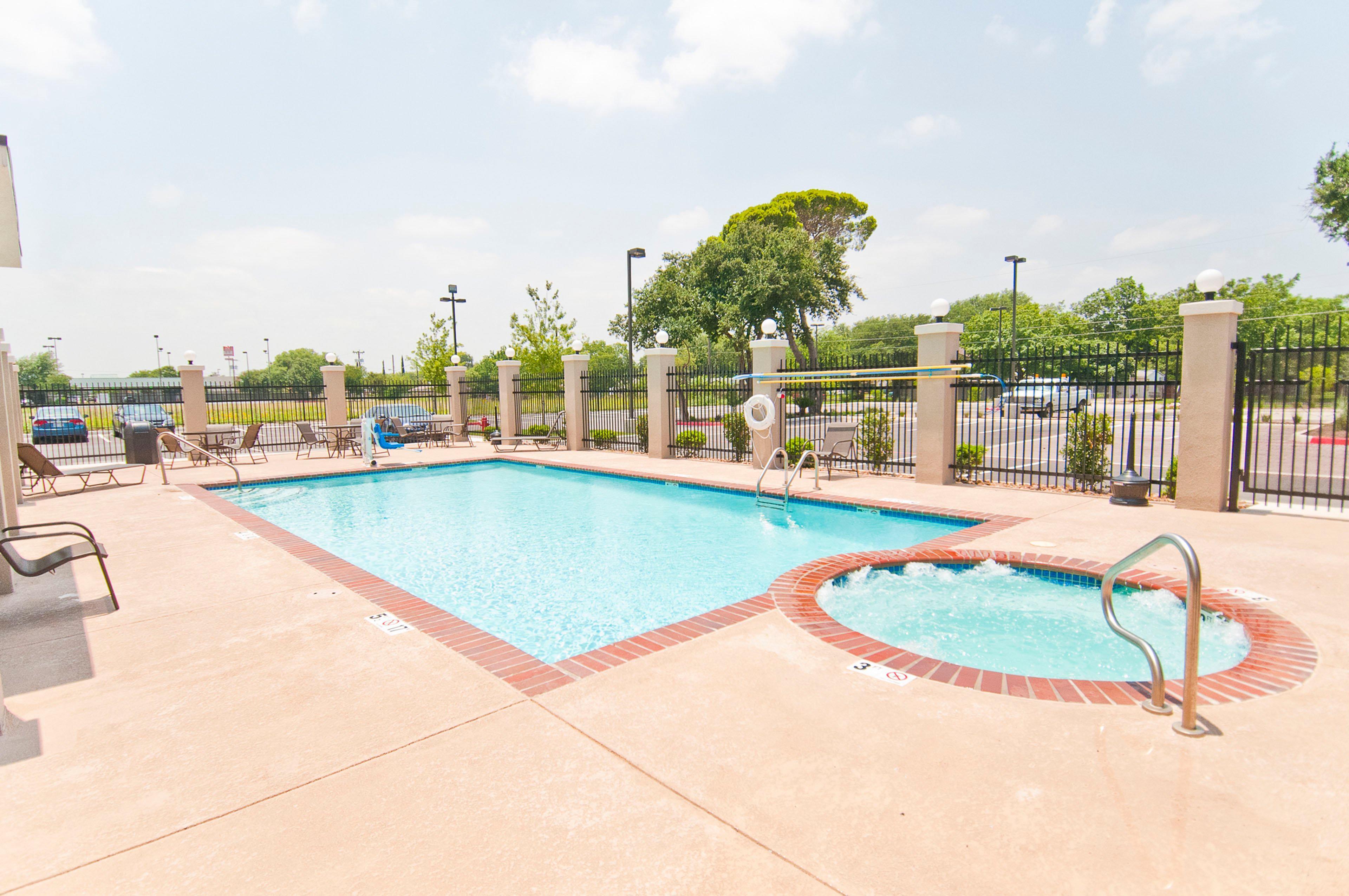 Holiday Inn Express & Suites San Antonio Frost Bank Center By Ihg Bagian luar foto