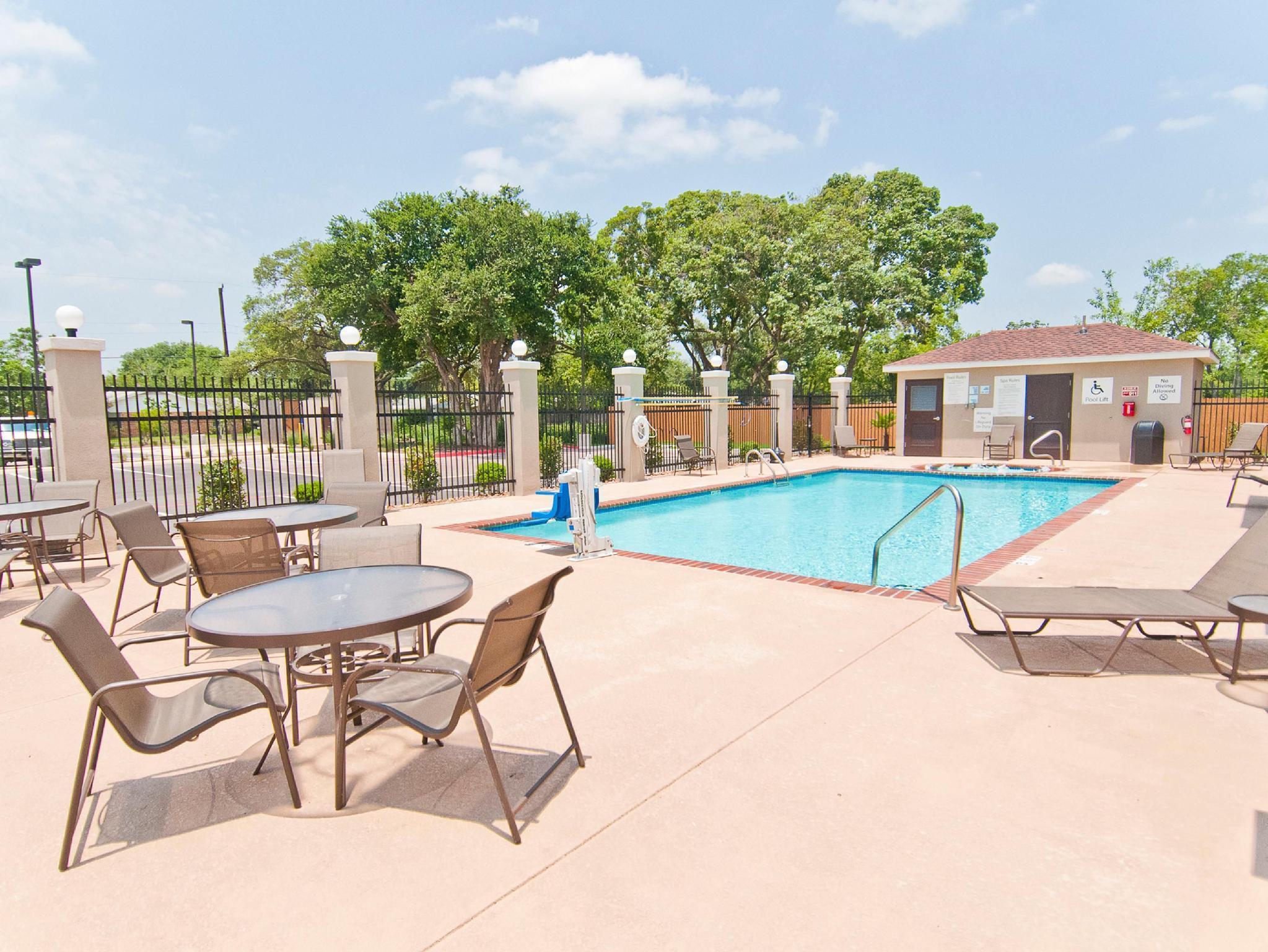 Holiday Inn Express & Suites San Antonio Frost Bank Center By Ihg Bagian luar foto