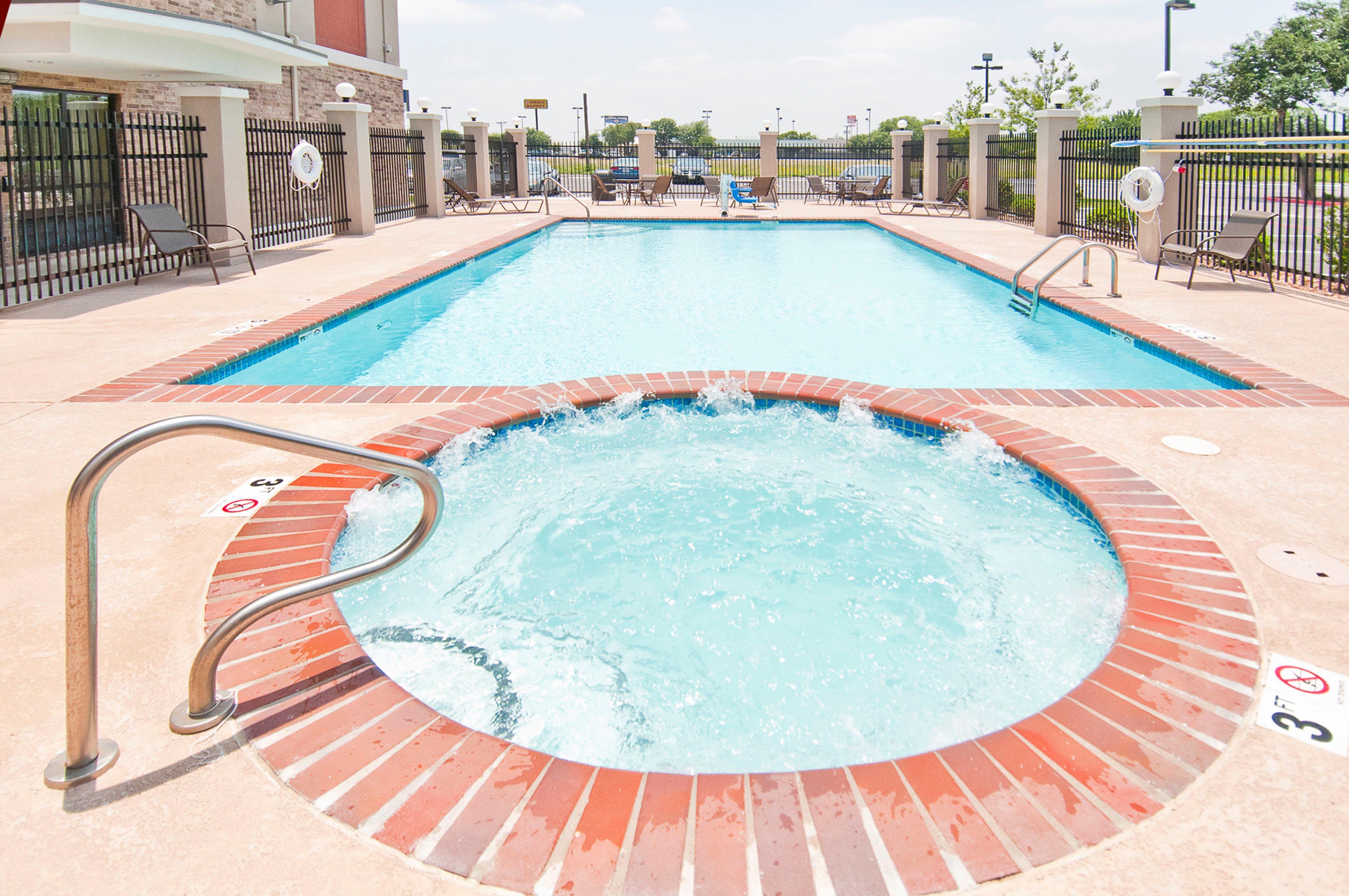 Holiday Inn Express & Suites San Antonio Frost Bank Center By Ihg Bagian luar foto