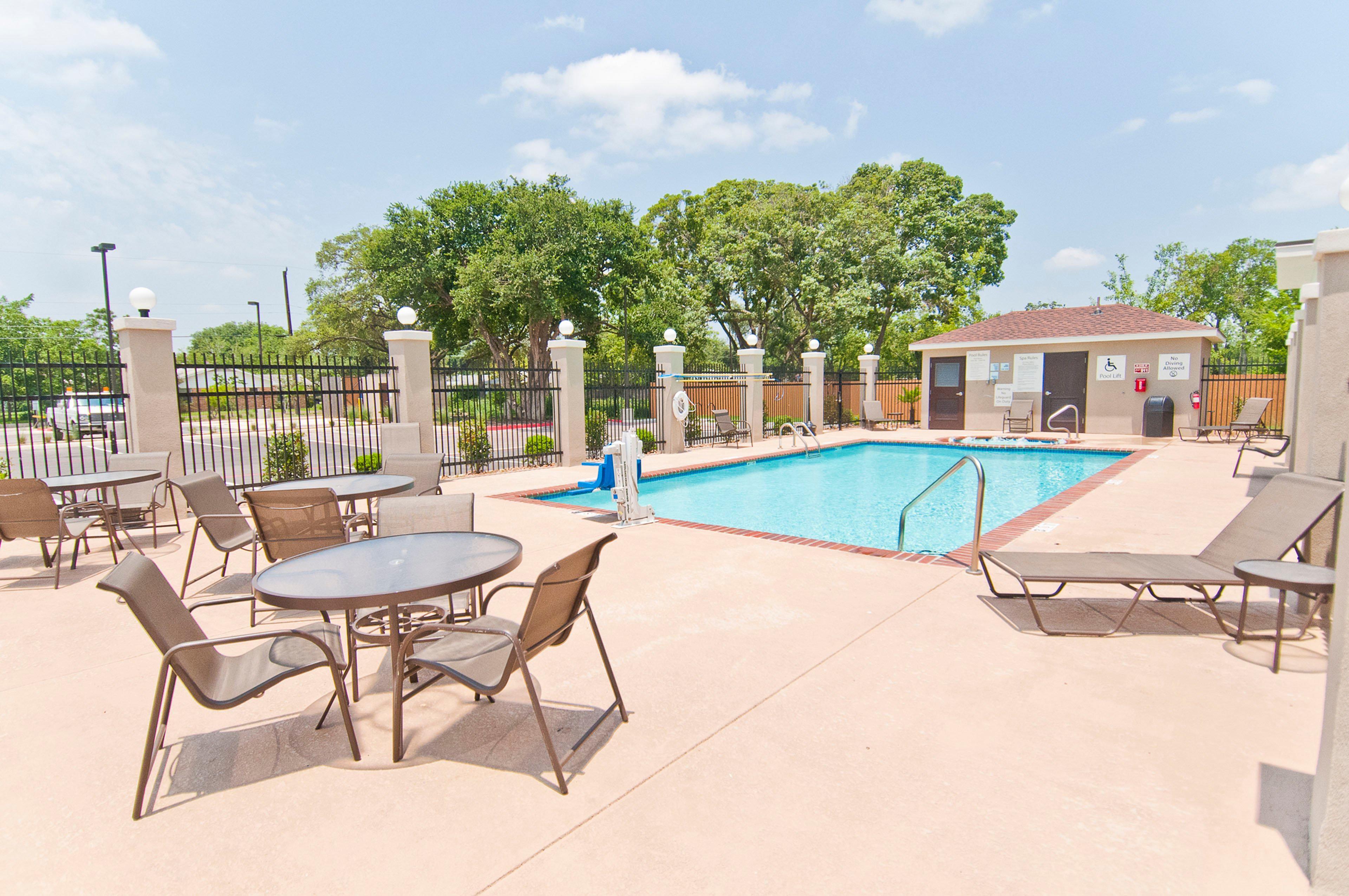 Holiday Inn Express & Suites San Antonio Frost Bank Center By Ihg Bagian luar foto