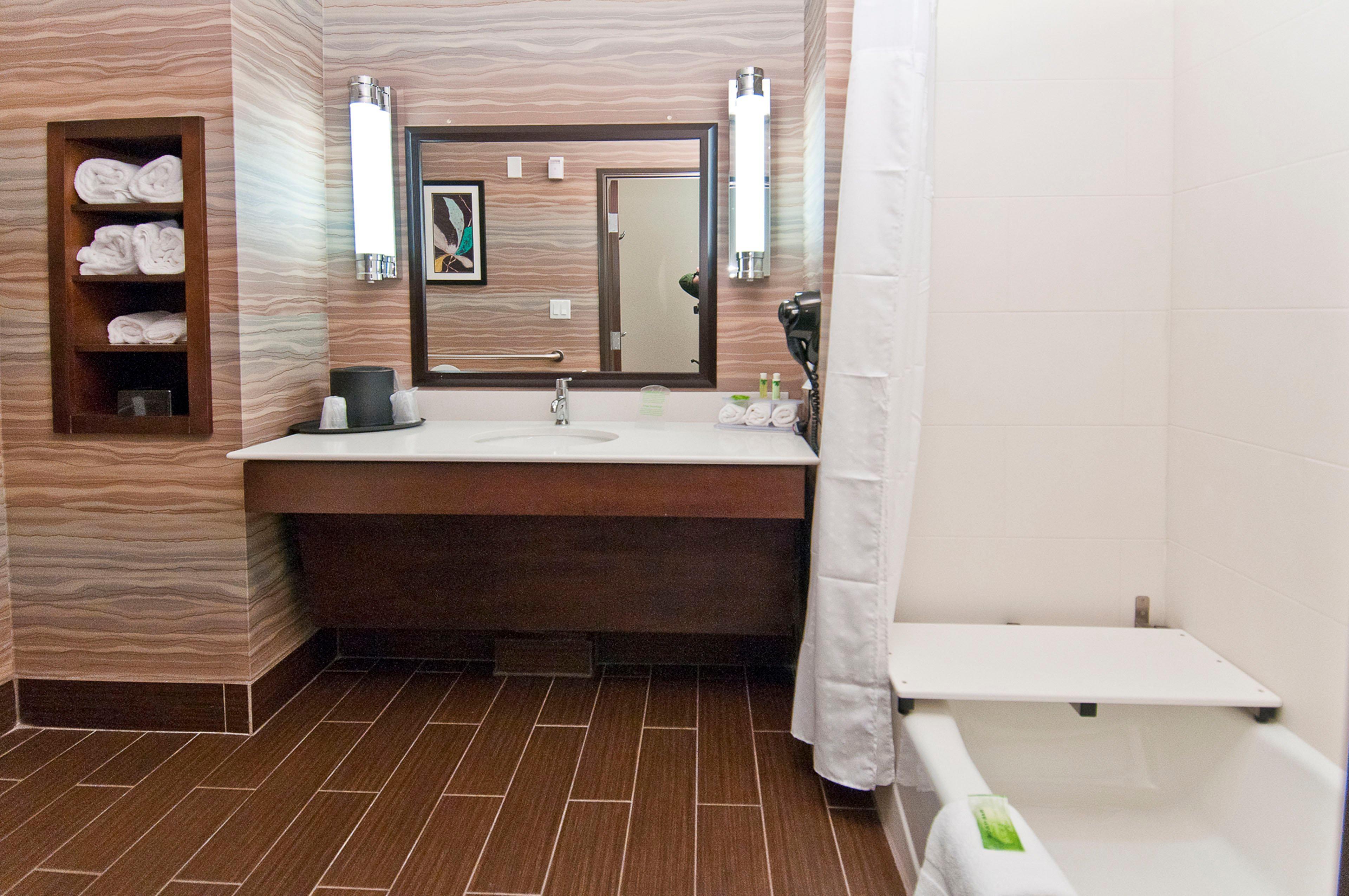 Holiday Inn Express & Suites San Antonio Frost Bank Center By Ihg Bagian luar foto