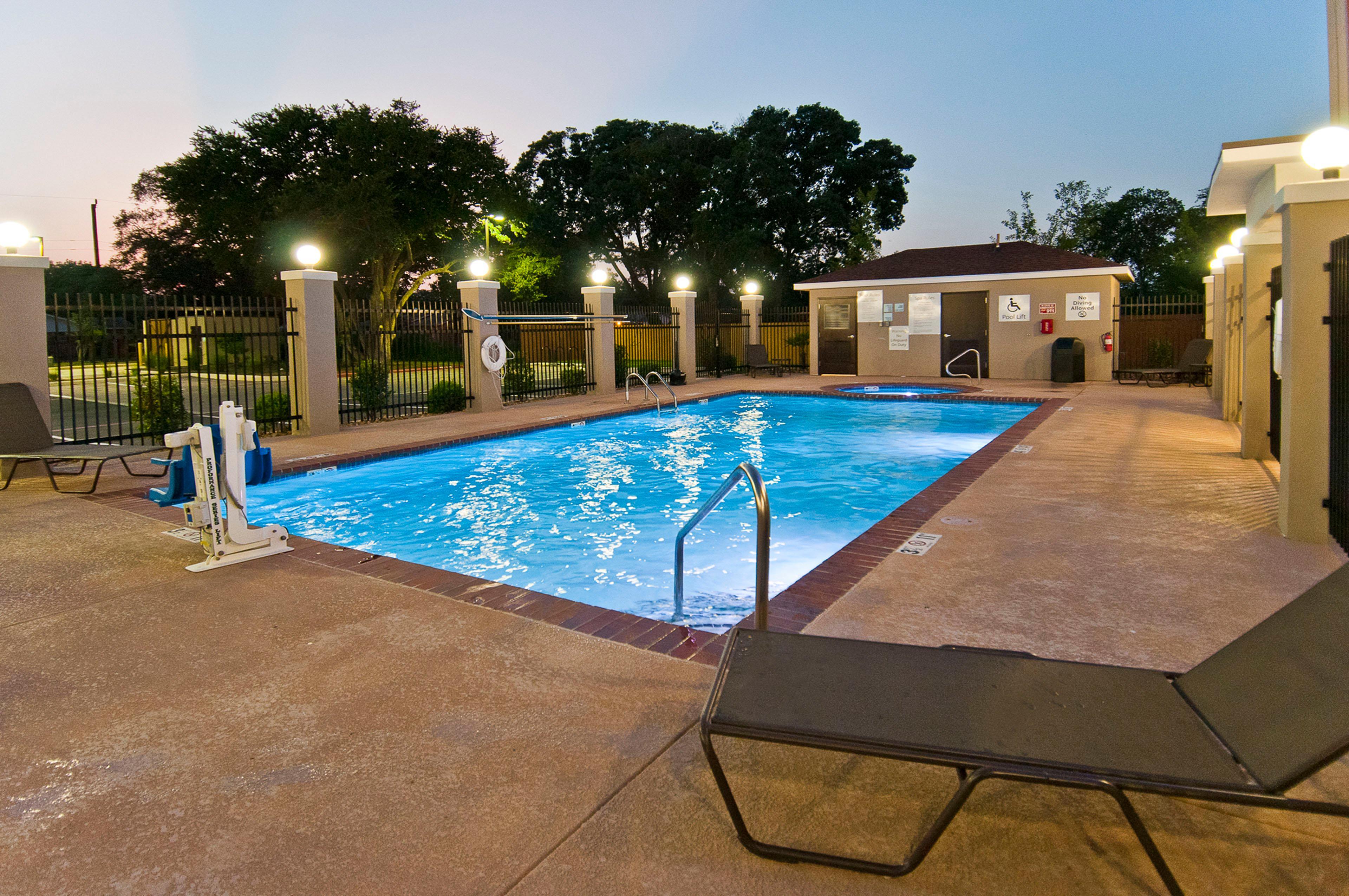 Holiday Inn Express & Suites San Antonio Frost Bank Center By Ihg Bagian luar foto