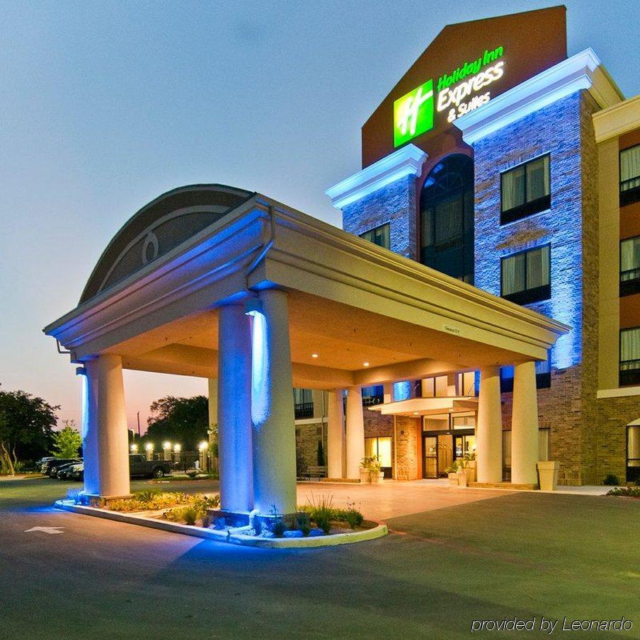 Holiday Inn Express & Suites San Antonio Frost Bank Center By Ihg Bagian luar foto