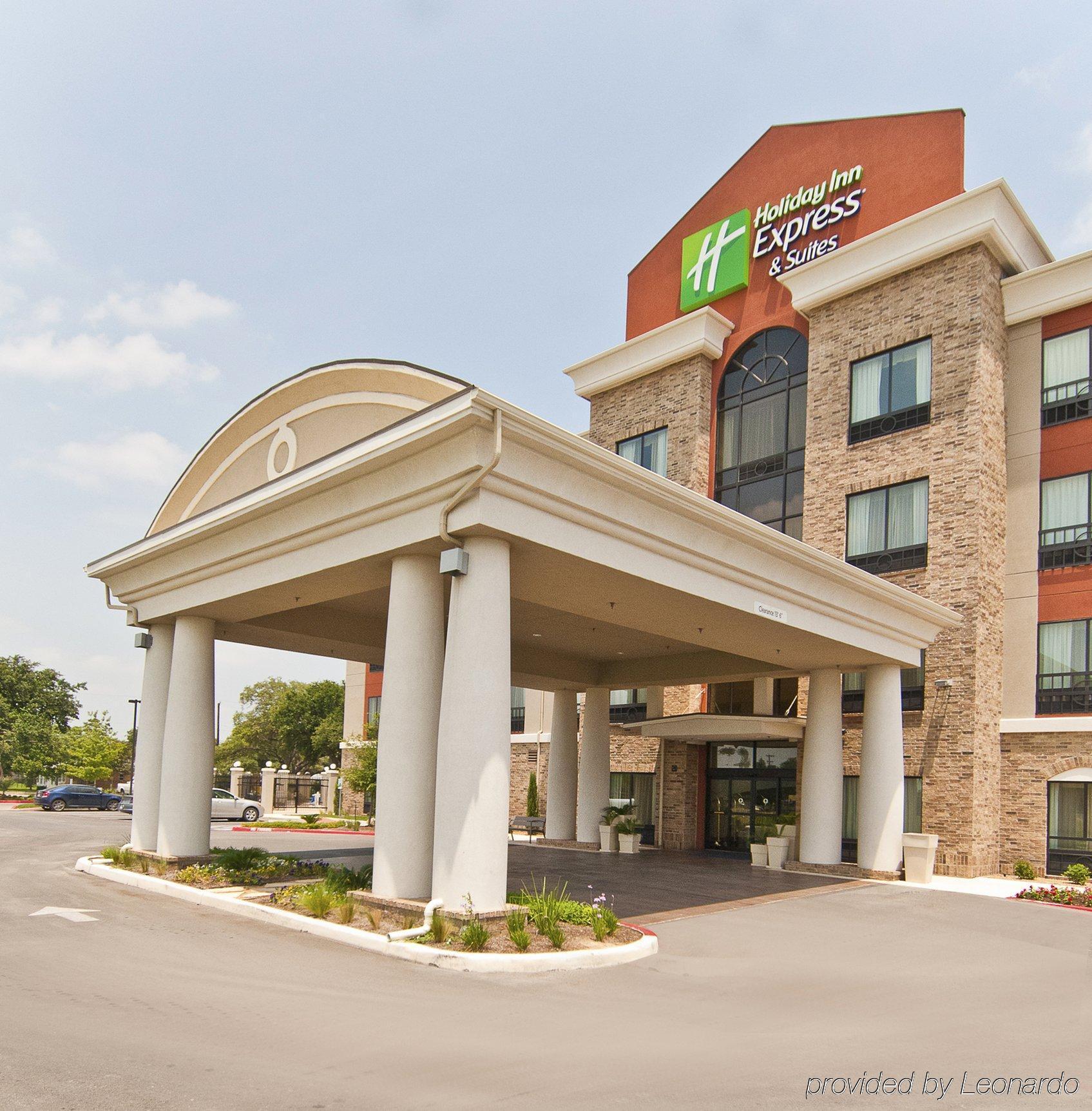 Holiday Inn Express & Suites San Antonio Frost Bank Center By Ihg Bagian luar foto