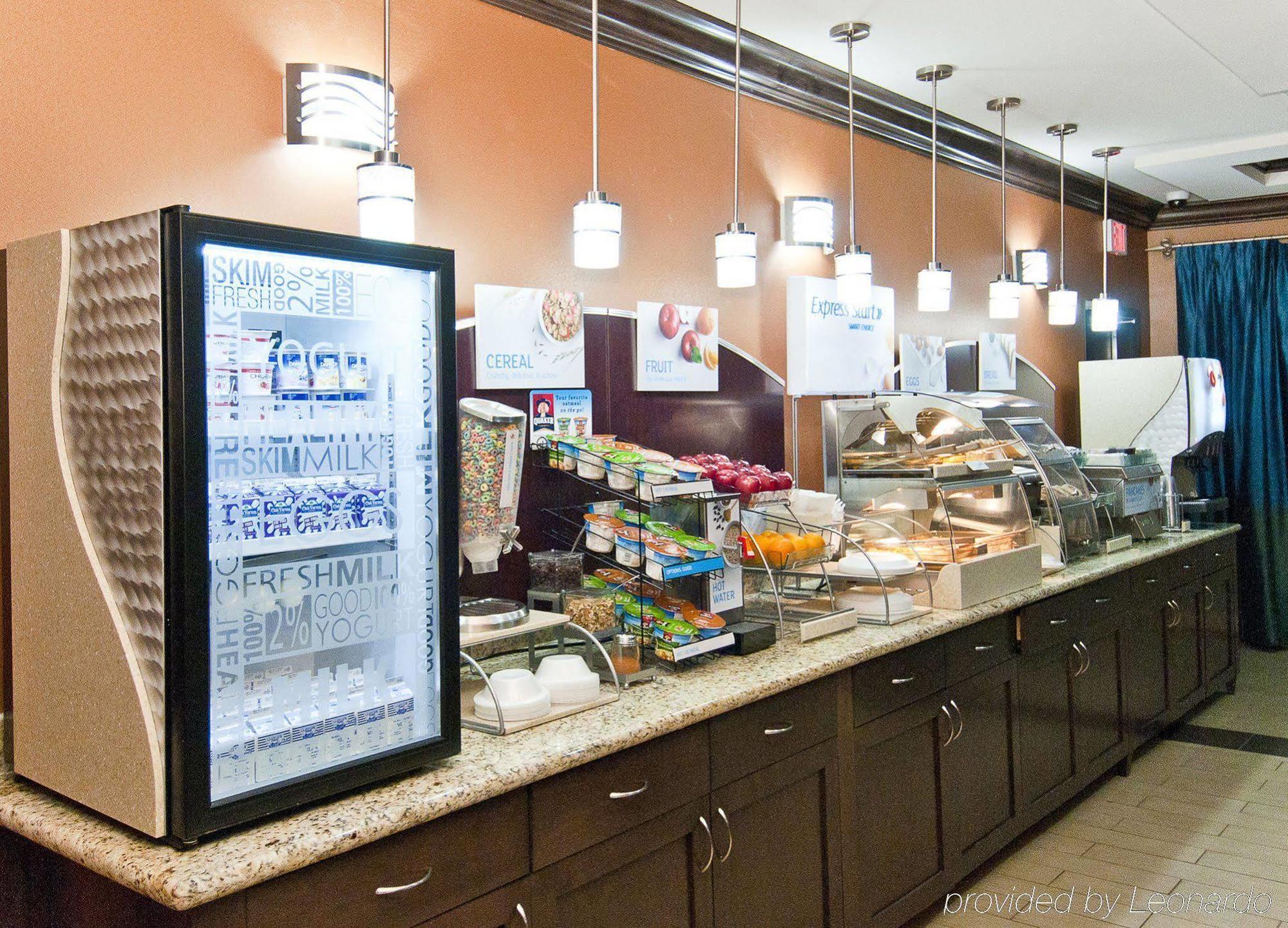 Holiday Inn Express & Suites San Antonio Frost Bank Center By Ihg Bagian luar foto